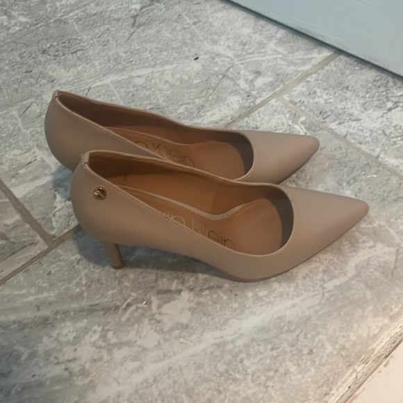 BNWB Calvin Klein nude heels - Picture 2 of 4